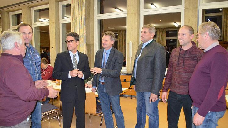 Schon vor dem Impulsreferat kommt man mit Mathias Effenberger (Dritter von links) ins Gespräch. Foto: Gabi Bertram