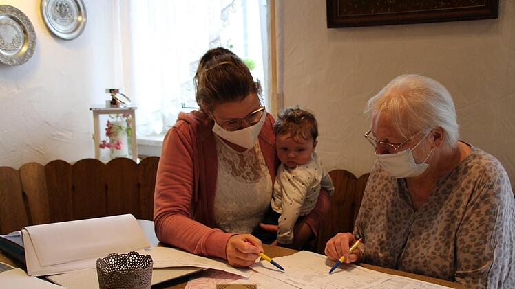 Das Frühstück fragen Yvonne Engberink (links) und Gisela Ullmann vom Hotel Ursula bei jedem Gast einzeln ab. Abgepackt wird es an die Tische getragen. Sohn Felix ist immer dabei. Foto: Ulrike Müller