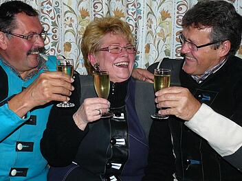 Sekt und gute Laune: Die Marktleugaster Schützen Egon Barth, Gisela Schneider und Rainer Gilke (von links) stoßen auf  ihren  neuen Mannschaftsrekord mit 1199 von 1200 möglichen Ringen an.  Foto: Klaus-Peter Wulf
