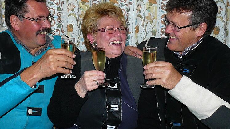 Sekt und gute Laune: Die Marktleugaster Schützen Egon Barth, Gisela Schneider und Rainer Gilke (von links) stoßen auf  ihren  neuen Mannschaftsrekord mit 1199 von 1200 möglichen Ringen an.  Foto: Klaus-Peter Wulf