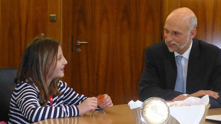 Johanna (9) bei der Kindersprechstunde mit Oberbürgermeister Kay Blankenburg Foto: Thomas Ahnert