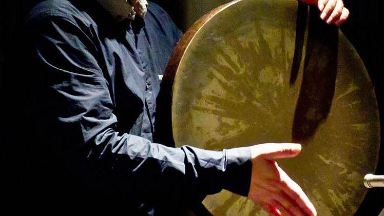 Hadi Alizadeh an der Daf genannten Flachtrommel Foto: Jochen Berger