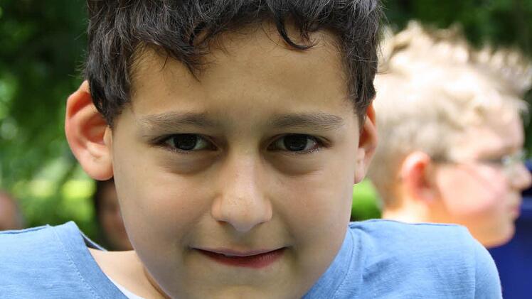 "Immer wenn's trocken ist, macht die Lehrerin das Tor zum Spielplatz auf", berichtet Giovanni. Der Siebenjährige aus Rothausen besucht die 1. Klasse der Saaletal-Grundschule. Bislang war der große Turm mit Rutsche sein Lieblingsgerät auf dem Spielplatz direkt neben dem Schulhof. "Da spiele ich immer mit meinen Freunden", erzählt Giovanni. Von dort aus hatte er auch einen guten Ausblick auf den neu gestalteten Bereich, der bis gestern nicht betreten werden durfte. Daran hat sich Giovanni selbs...