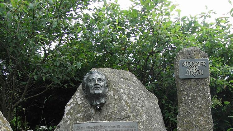 Das Denkmal für den "Rhönvater" Karl Straub neben dem Würzburger Haus, das seinen Namen trägt.