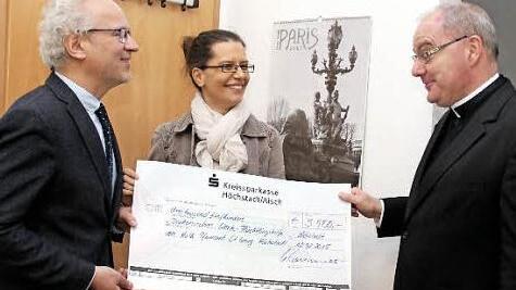 Hans Martin Lechner (links) und Asylsozialberaterin Diana Könitzer freuen sich über den Scheck aus der Hand von Kilian Kemmer. Foto: jb