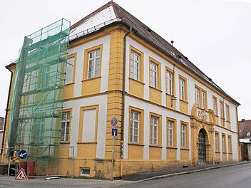Das Gebäude in der Lichtenfelser Straße in Bad Staffelstein: 1720 bis 1803 war es Amtshaus de Bamberger Domkkapitels, 1862 bis 1972 befand sich das Staffelsteiner Bezirksamt und das Landratsamt darin. Anschließend wurde es als Stadtbücherei genutzt und seit vielen Jahren ist die Außenstelle des Coburger Amts für Ernährung, Landwirtschaft und Forsten darin unetrgebracht. Fotos: Matthias EInwag