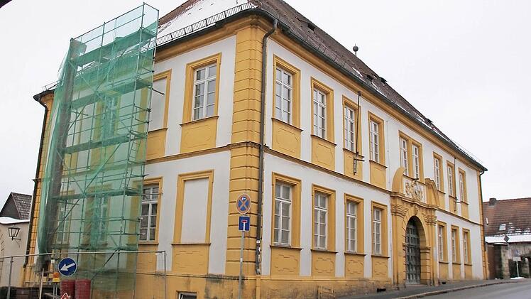 Das Gebäude in der Lichtenfelser Straße in Bad Staffelstein: 1720 bis 1803 war es Amtshaus de Bamberger Domkkapitels, 1862 bis 1972 befand sich das Staffelsteiner Bezirksamt und das Landratsamt darin. Anschließend wurde es als Stadtbücherei genutzt und seit vielen Jahren ist die Außenstelle des Coburger Amts für Ernährung, Landwirtschaft und Forsten darin unetrgebracht. Fotos: Matthias EInwag