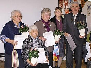 Von links: Johanna Böhmer, Herlinde Böhmer, Barbara Spindler, Erste Vorsitzende Rosi Walter und Waldemar Linke  Foto: R. Neubecker