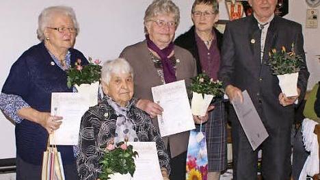 Von links: Johanna Böhmer, Herlinde Böhmer, Barbara Spindler, Erste Vorsitzende Rosi Walter und Waldemar Linke  Foto: R. Neubecker