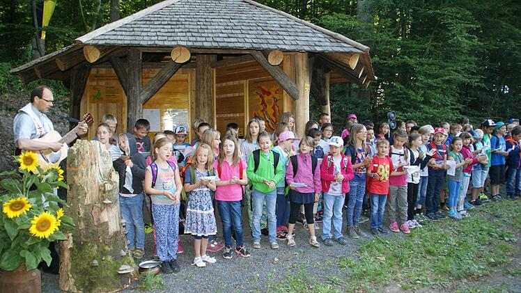 Pfarrer Kurt Wolf (links) spendete dem Pfad der Artenvielfalt den kirchlichen Segen, gesanglich unterstützt von den Grundschulkindern aus Rauhenebrach. Fotos: Sabine Weinbeer