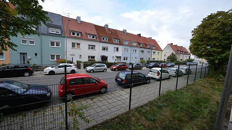 Ausblick nach draußen. Auch der alte Kasernenzaun soll bald schon verschwunden sein.