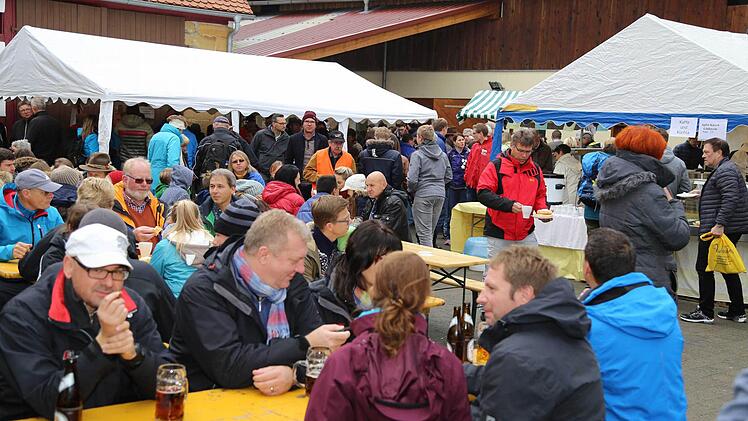Hochbetrieb auf dem Hof Singer, Mittelehrenbach Foto: Franz Galster