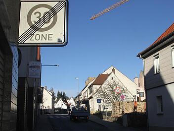Die 30er-Zone endet in der Bamberger Straße; ein paar Meter weiter sind die nächsten 30 km/h angezeigt. Ein Widerspruch? Foto: Michael Busch