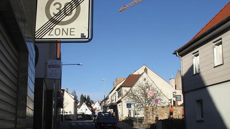 Die 30er-Zone endet in der Bamberger Straße; ein paar Meter weiter sind die nächsten 30 km/h angezeigt. Ein Widerspruch? Foto: Michael Busch