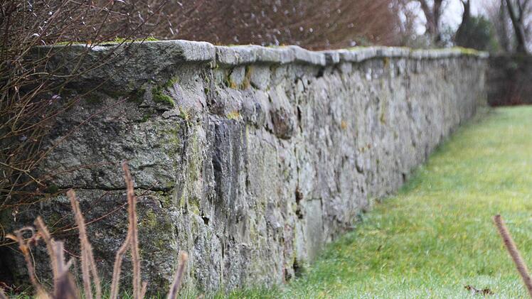 Diese alte Mauer müsste ertüchtigt werden. Foto: Ulrike Müller