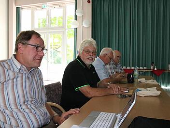 Zwischen Benno Metz (links) und Robert Kiesel (rechts) nahm Kreisrat Wolfgang Back am Montag zum ersten Mal seit September wieder an einer Sitzung des Kreistages teil. Foto: Ralf Ruppert