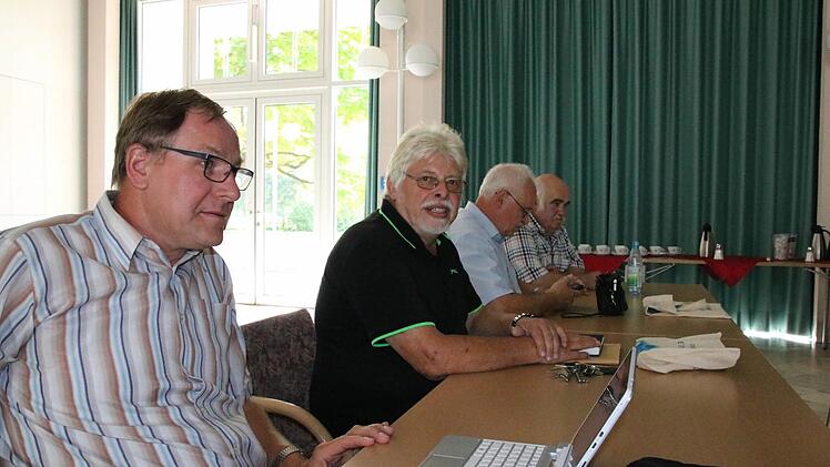 Zwischen Benno Metz (links) und Robert Kiesel (rechts) nahm Kreisrat Wolfgang Back am Montag zum ersten Mal seit September wieder an einer Sitzung des Kreistages teil. Foto: Ralf Ruppert