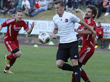 Der SV Poxdorf und die DJK Kersbach spielten in der Vorsaison nicht um den Aufstieg mit. Das könnte sich nun ändern. Tobias Hirt (li.) ist der einzige Abgang der Poxdorfer neben 15 Neuzugängen. Lutz Reinhold ist weiterhin Spielertrainer der DJK Kersbach. Im Hintergrund Michael Gebhardt (FC Burk).  Foto: Uwe Kellner