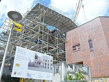 Das Rathaus von Rödental wird derzeit vor allem in dem Teil des Saales energetisch saniert.  Foto: Rainer Lutz