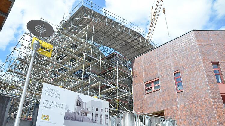 Das Rathaus von Rödental wird derzeit vor allem in dem Teil des Saales energetisch saniert.  Foto: Rainer Lutz
