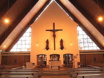 Altarraum des neuen Gotteshauses, das vor 50 Jahren angebaut wurde. Foto: Günther Geiling