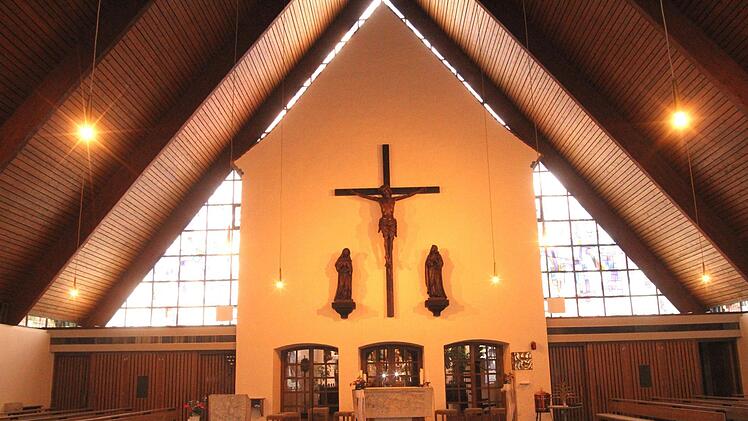 Altarraum des neuen Gotteshauses, das vor 50 Jahren angebaut wurde. Foto: Günther Geiling