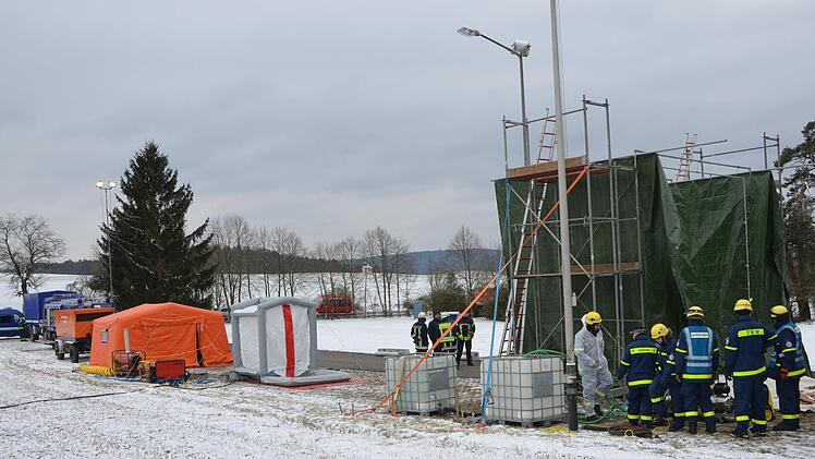 Eine ganze "Waschstraße" haben die Übungsteilnehmer aufgebaut, für Lkw und Menschen. Foto: Peter Rauch