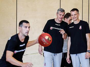 Chefcoach Ainars Bagatskis (M.) spricht mit Individualtrainer Stefan Weißenböck; vorne Brose-Kapitän Nikos Zisis  Fotos: Daniel Löb