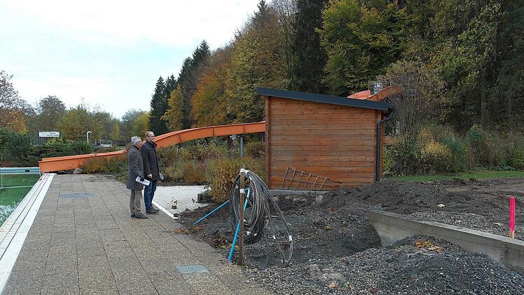 Das neue Sprungbecken wird direkt neben der Rutsche gebaut, die Holzbude verschwindet.