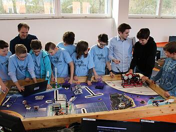 Die Münnerstädter Robo-Geeks mit ihrem Coach Jürgen Hack  freuen sich über ihren Erfolg und bereiten sich sich für das europäische Halbfinale in Regensburg vor. Thomas Malz
