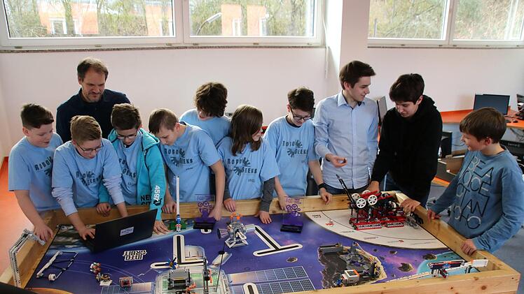 Die Münnerstädter Robo-Geeks mit ihrem Coach Jürgen Hack  freuen sich über ihren Erfolg und bereiten sich sich für das europäische Halbfinale in Regensburg vor. Thomas Malz