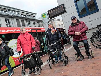 Ilse Hertrich, Helga Schmitt und Fritz Hertrich (von links) wollen rechts, wo die Räder stehen, ein Wartehäuschen um bei Regen und Hitze Schutz zu finden. Die Stadt sieht dort keine Möglichkeit und will die Senioren ums Eck in die Willy-Lessing-Straße vertrösten. Foto: Matthias Hoch