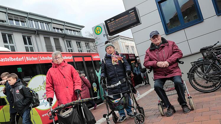 Ilse Hertrich, Helga Schmitt und Fritz Hertrich (von links) wollen rechts, wo die R&auml;der stehen, ein Warteh&auml;uschen um bei Regen und Hitze Schutz zu finden. Die Stadt sieht dort keine M&ouml;glichkeit und will die Senioren ums Eck in die Willy-Lessing-Stra&szlig;e vertr&ouml;sten. Foto: Matthias Hoch
