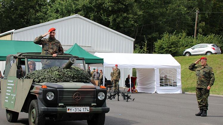 Der Tradition gemäß haben Soldaten das Fahrzeug, in dem Christoph Peschel die Zeremonie verlässt, einfallsreich gestaltet. Foto: Ulrike Müller