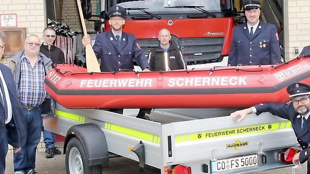 Offizielle &Uuml;bergabe des neuen Schlauchbootes samt Anh&auml;nger (von links): B&uuml;rgermeister Rolf Rosenbauer, Siegbert Paschold (Vorsitzender des Feuerwehrvereins), Helmut Thamm, Jochen Glei&szlig;ner (Ger&auml;tewart und Spender), Alfred Thamm, Kommandant Frank Weber, Dirk Sommerluksch und Timo Sommerluksch