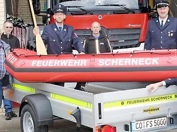 Offizielle Übergabe des neuen Schlauchbootes samt Anhänger (von links): Bürgermeister Rolf Rosenbauer, Siegbert Paschold (Vorsitzender des Feuerwehrvereins), Helmut Thamm, Jochen Gleißner (Gerätewart und Spender), Alfred Thamm, Kommandant Frank Weber, Dirk Sommerluksch und Timo Sommerluksch