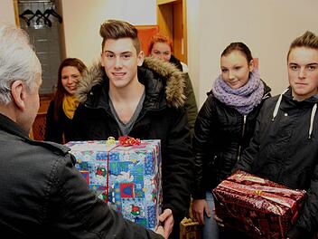 Strahlende Augen auf beiden Seiten: bei Beschenkten (links) und bei den Schülern Daniel Schulz, Vanessa Weinig, Alisa Kurtovic, Kosta Arvanitis und Alicia Pfuhlmann (von rechts). Foto: gg