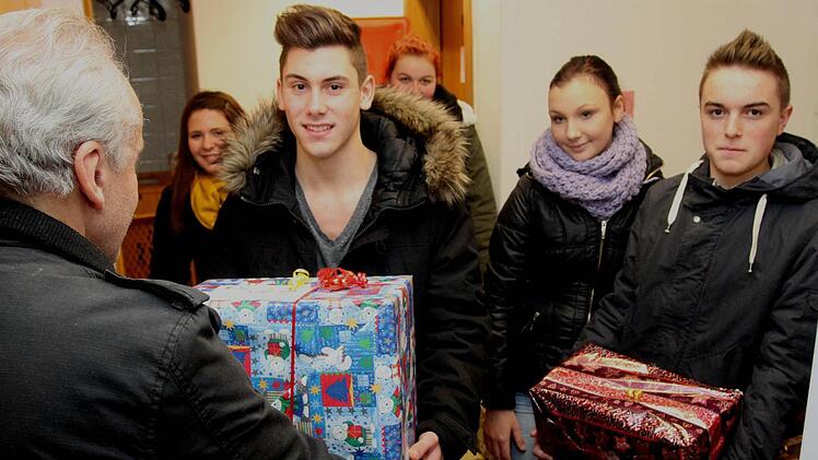 Strahlende Augen auf beiden Seiten: bei Beschenkten (links) und bei den Schülern Daniel Schulz, Vanessa Weinig, Alisa Kurtovic, Kosta Arvanitis und Alicia Pfuhlmann (von rechts). Foto: gg