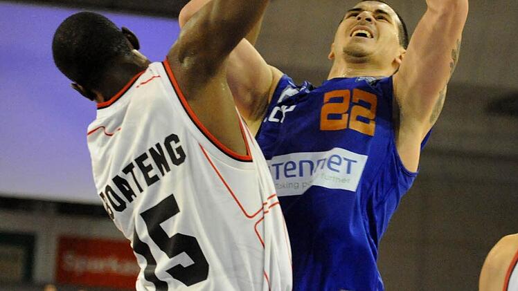 Jason Cain gegen Eric Boateng.