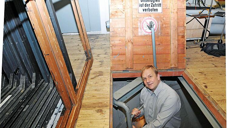 Schauspieler Niklaus Scheibli auf der Unterbühne im Großen Haus.Foto: Andrea Kremper