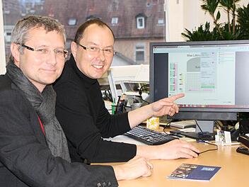 Thomas Lutz vom Kissiner-Sommer-Büro der Stadt und Veranstaltungsleiter Bruno Heynen von der Staatsbad GmbH führen die Buchung im Webshop auf www.badkissingen.de vor. Foto: Ralf Ruppert