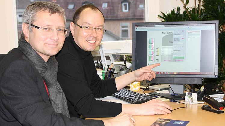 Thomas Lutz vom Kissiner-Sommer-Büro der Stadt und Veranstaltungsleiter Bruno Heynen von der Staatsbad GmbH führen die Buchung im Webshop auf www.badkissingen.de vor. Foto: Ralf Ruppert