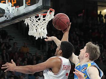 Ryan Thompson (l.) war von den Braunschweigern in keiner Phase zu stoppen. Hier erzielt er per Korbleger zwei seiner 23 Punkte.  Foto: sportpress