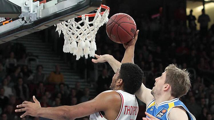 Ryan Thompson (l.) war von den Braunschweigern in keiner Phase zu stoppen. Hier erzielt er per Korbleger zwei seiner 23 Punkte.  Foto: sportpress