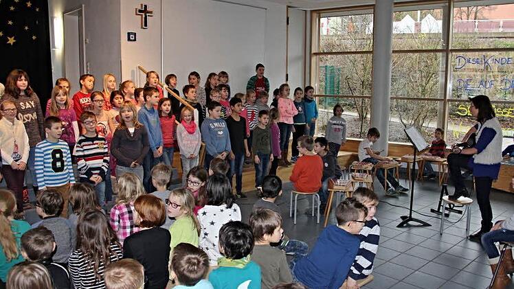 Konrektorin Jutta Helbig (rechts) stimmte mit den Chor auf Weihnachten ein und begleitete die Schulspielgruppe bei ihren Darbietungen. Foto: Helmut Will