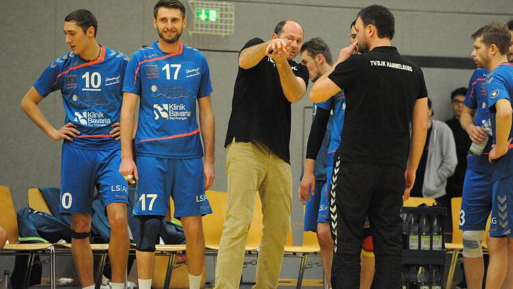 1:3 gegen den Tabellenführer verloren, aber wieder viele Sympathie-Punkte gewonnen haben Hammelburgs Volleyballer (blaue Trikots). Foto: Hopf