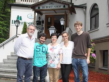 Die Familie Luka hat eine Vision: Sie möchte in Wirsberg jungen Ärzten und Pflegekräften aus Albanien zu soliden Deutschkenntnissen verhelfen. Im Bild (von links) Besitzer Dashnor Luka, Schwiegersohn Olsi Nini, Ehefrau Llambrini Luka sowie Tochter Hetgen mit ihrem Mann Alexandre Descieux, die ebenfalls beide Ärzte sind. Foto: Dagmar Besand