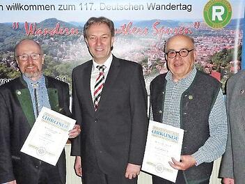 Ehrungen beim Rennsteigverein in Steinbach am Wald: Von links Bürgermeister Thomas Löffler, stellvertretender Fürsteher Lutz Hähner (Goldmedaille), Landrat Klaus Löffler, Ortsvorsitzender Peter Kielow (Silbermedaille) sowie Fürsteher Kurt Enzi Foto: Gerd Fleischmann