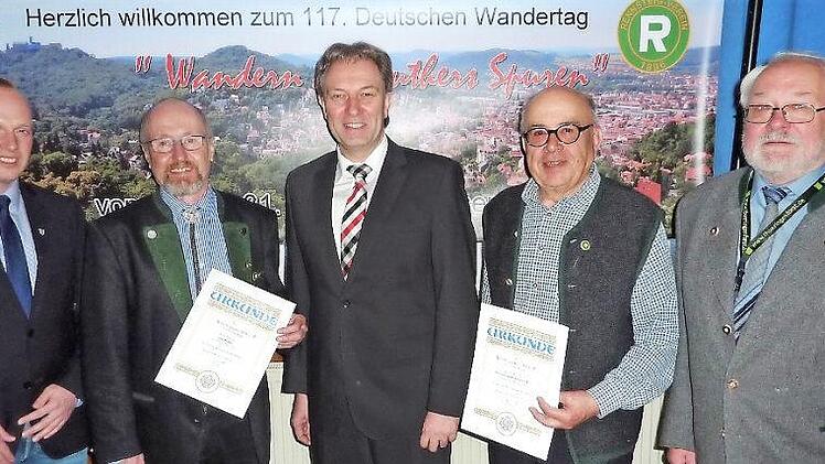 Ehrungen beim Rennsteigverein in Steinbach am Wald: Von links Bürgermeister Thomas Löffler, stellvertretender Fürsteher Lutz Hähner (Goldmedaille), Landrat Klaus Löffler, Ortsvorsitzender Peter Kielow (Silbermedaille) sowie Fürsteher Kurt Enzi Foto: Gerd Fleischmann