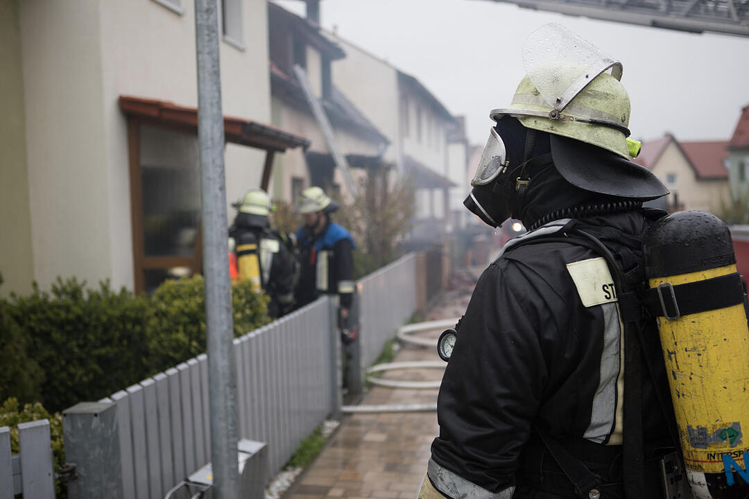 Brand in Doppelhaushälfte: Anderer Gebäudeteil in Mitleidenschaft gezogen - Bewohner leicht verletzt – Feuerwehr muss Dachstuhl öffnen, um Glutnester zu bekämpfen